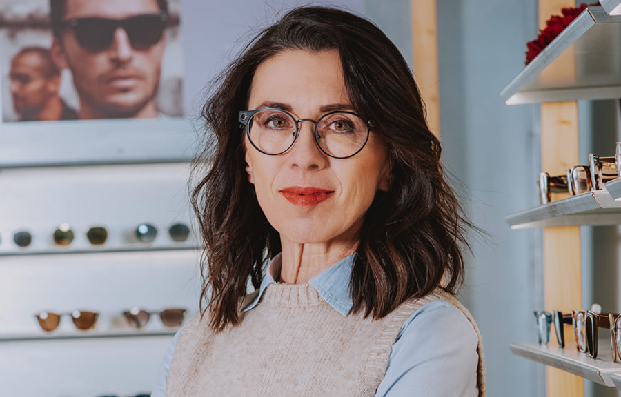 Careful vision measurement and stylish selection of glasses with Martina